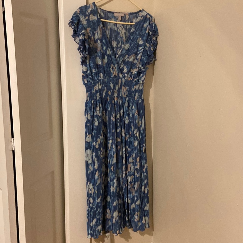 Size large blue patterned Chelsea28 midi dress with cinched waist and v neck